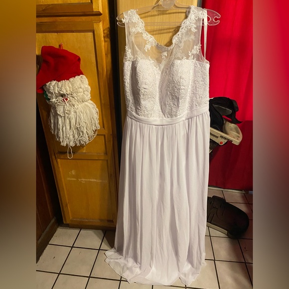 Elegant White Lace Gown - Picture 1 of 1